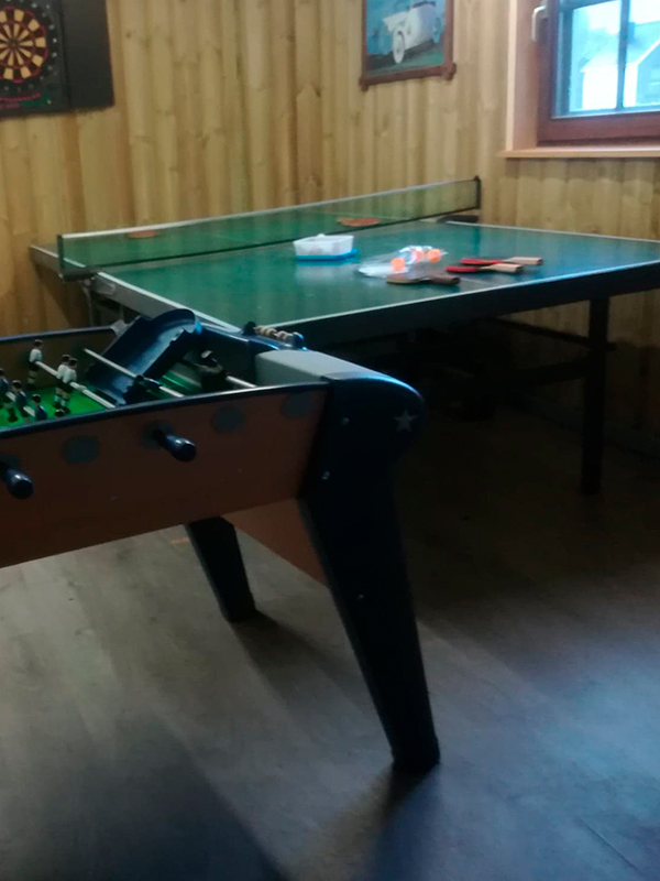 Salle de jeux avec kicker, jeux de fléchettes et table de Ping Pong